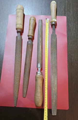 Escoplo y 4 limas de carpintería antiguos