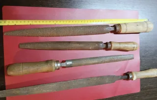 Escoplo y 4 limas de carpintería antiguos