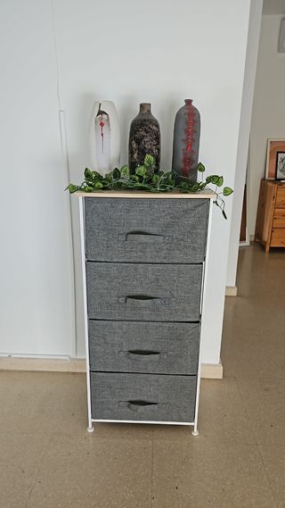 Cajonera de tela gris y blanca