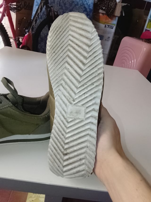 Zapatillas verdes y blancas