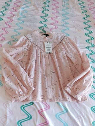 Camisa Zara bordado perforado rosa Talla L