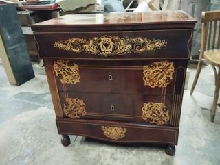 Antigua cómoda pequeña de madera