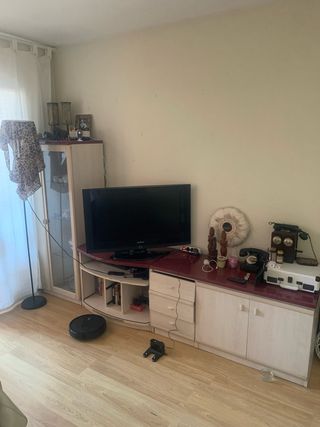 Mueble de salón de madera y cristal