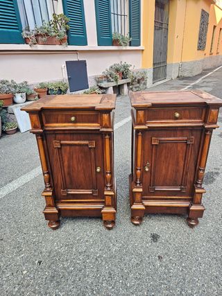 Coppia comodini noce antichi restaurati