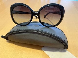 Gafas de sol Emporio Armani negras.