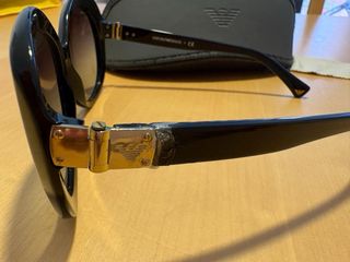 Gafas de sol Emporio Armani negras.