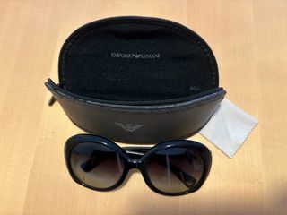 Gafas de sol Emporio Armani negras.