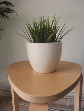 Planta artificial verde con maceta blanca