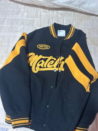 Beisbolera Bershka Negra y Amarilla. Muy poco uso.