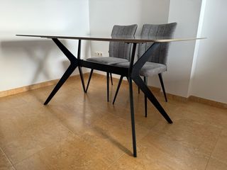 Mesa de comedor estilo moderno. 