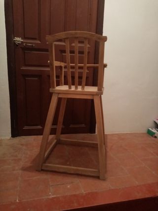 Trona de madera antigua para bebé.