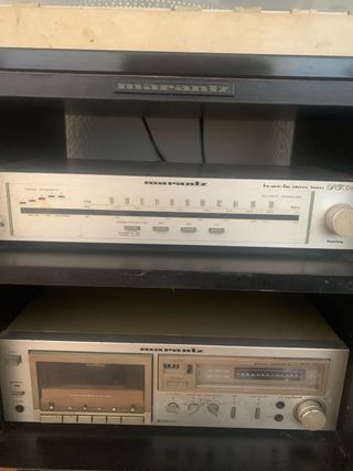 Mueble Negro con Tocadiscos Marantz