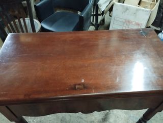 Antigua mesa de juego de madera