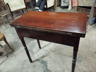 Antigua mesa de juego de madera