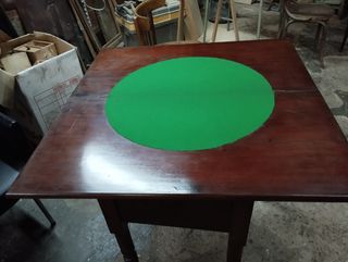 Antigua mesa de juego de madera