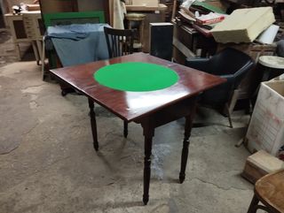 Antigua mesa de juego de madera