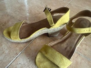 Sandalias de cuña amarillas
