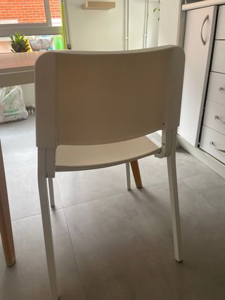 Mesa de comedor y 2 sillas

precio final