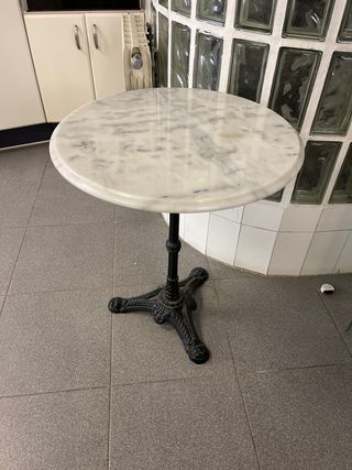 Mesa redonda mármol y metal