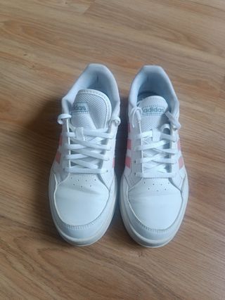 Zapatillas Adidas Blancas con Rayas Rosas
