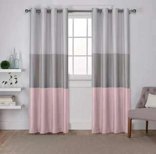 Par de cortinas grises y rosas