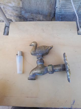 Grifo de latón antiguo con figura de pato