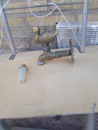 Grifo de latón antiguo con figura de pato