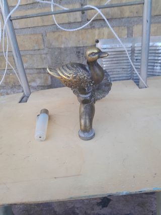 Grifo de latón antiguo con figura de pato