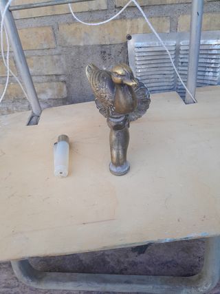 Grifo de latón antiguo con figura de pato