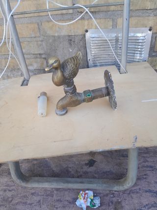 Grifo de latón antiguo con figura de pato