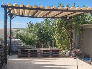 Pérgola de madera, metal y plástico