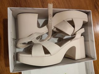 Zapatos de tacón beige con plataforma