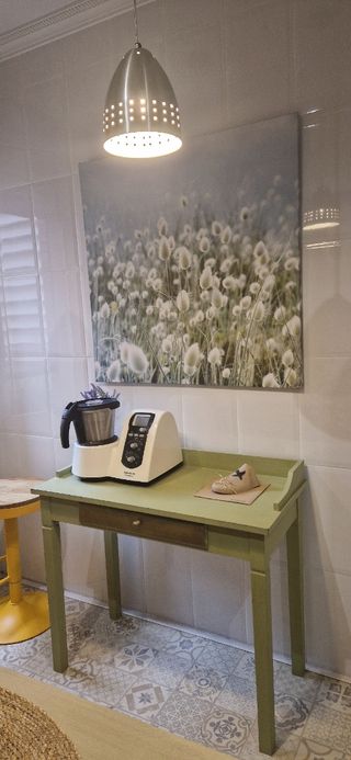 Escritorio vintage madera verde y dorado