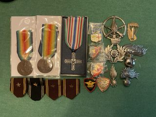 Lotto medaglie e fregi militari