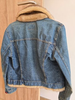 Cazadora vaquera con pelo,botones ideales.