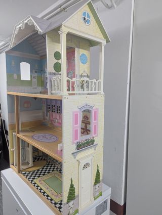 Casita de muñecas grande con muebles de Barbie
