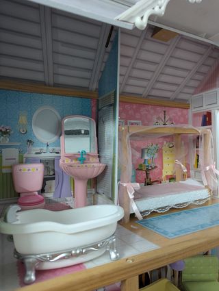 Casita de muñecas grande con muebles de Barbie