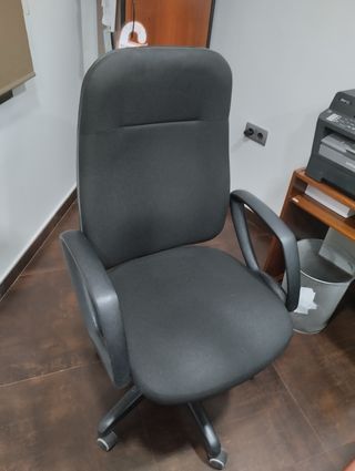 Mesa de despacho con sillón  y 2 sillas confidente