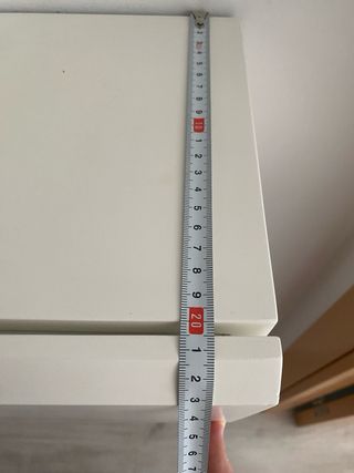 Mueble de madera blanco para entrada.