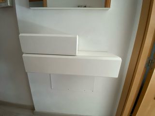 Mueble de madera blanco para entrada.