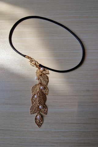 Collana con pendente a foglie dorate e perle