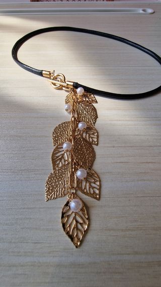 Collana con pendente a foglie dorate e perle