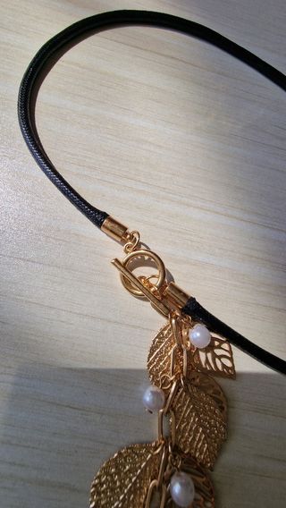 Collana con pendente a foglie dorate e perle