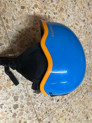 Casco esquí infantil azul y naranja.