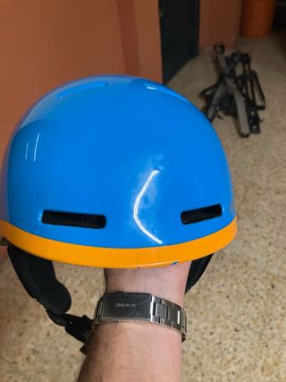 Casco esquí infantil azul y naranja.