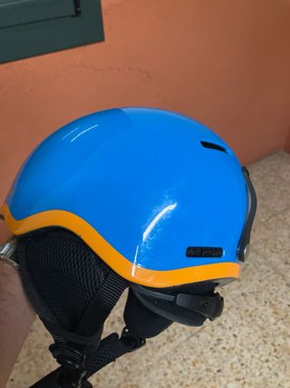 Casco esquí infantil azul y naranja.