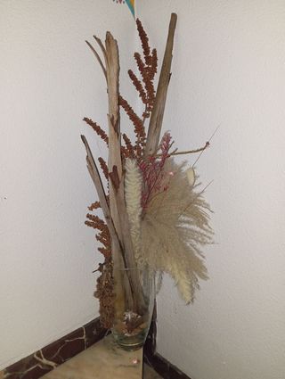 Jarrón de cristal con ramas secas