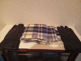 Guantes de piel y bufanda de señora