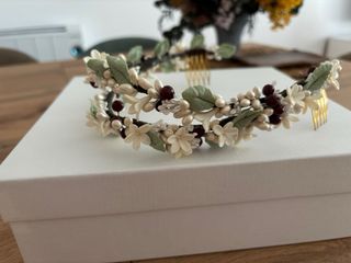 Tocado Novia Flores Granate y Blancas