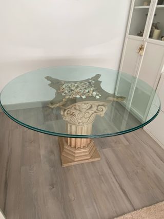 Mesa de cristal redonda con base de columna